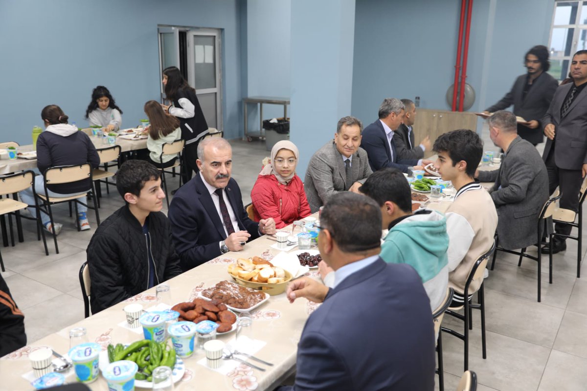 Devletimizin tüm imkanlarını kurumlarımıza yansıtıyoruz. Gençlerimiz bizim göz bebeğimizdir. Bugün iftarda, Kızıltepe Mehmet Hadi Kahraman Fen Lisesi pansiyonunda kalan öğrencilerimiz ile birlikteyiz. @Yusuf__Tekin @tuncay_akkoyun