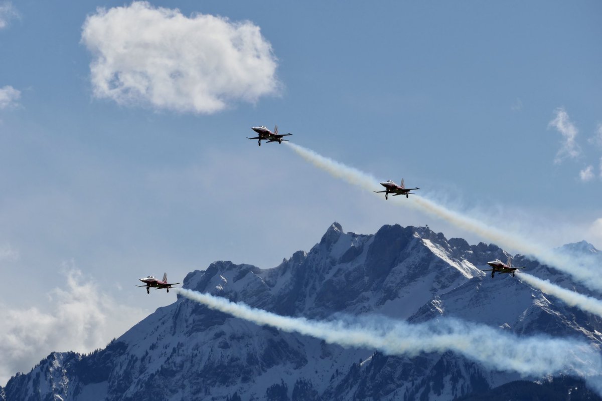 Nice #airshow #patrouillesuisse Fantag Emmen #switzerland @patrsuisse Mt #pilatus in the back F5 Tiger #aircraft swiss airforce #aviation #avgeek #avgeeks #aviationdaily #planespotting