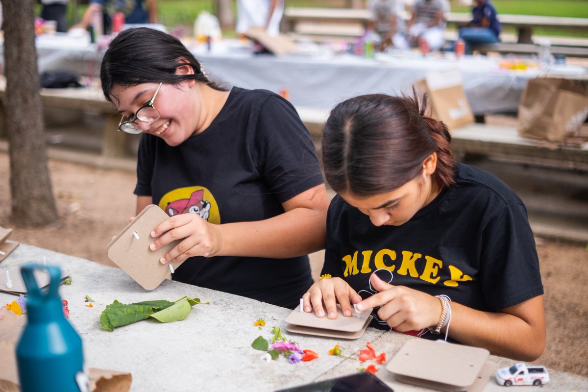 🖼️ Creation care is a creative practice. We are inspired by wondrous creatures, places and phenomena in creation, and we are also imagining a new world where people and nature flourish. For this reason, we need artists in conservation! 📸: @ARochaUSA art activity