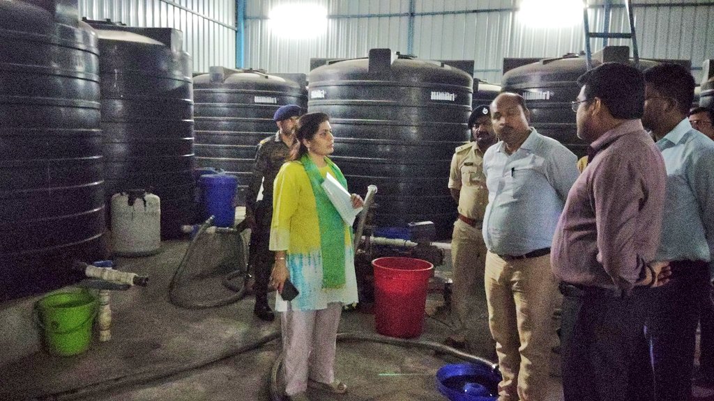 अवैध विदेशी शराब मिनी फैक्ट्री निरीक्षण क्रम में जब्त सामग्रियों का अवलोकन किया। अवैध विदेशी शराब फैक्ट्री को सील किया गया। 