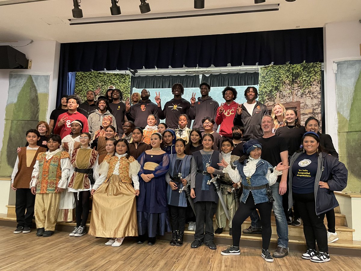 O Romeo, Romeo 🎭🌹 Our @uscfb student-athletes visited The Young Shakespeareans of West Vernon Elementary to take in their performance of Romeo and Juliet. What a day we had supporting the next generation right in our own backyard! 🫶 #FightOn | #HouseOfVictory #NIL