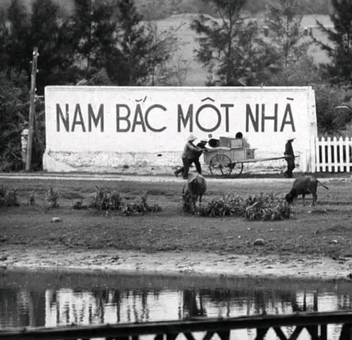 tuoitrequacgia's tweet photo. Hình: Tấm bản NAM BẮC MỘT NHÀ bự bành ki chà bá lửa bên bờ Bắc Sông Bến Hải - Vỹ tuyến 17. Trước 1975, #Hồ chí minh và #CSVN rất tự hào và kiên định về sách lược này; tới nay vẫn không hề thay đổi.
(3/3) https://t.co/bk4GpDF3pN