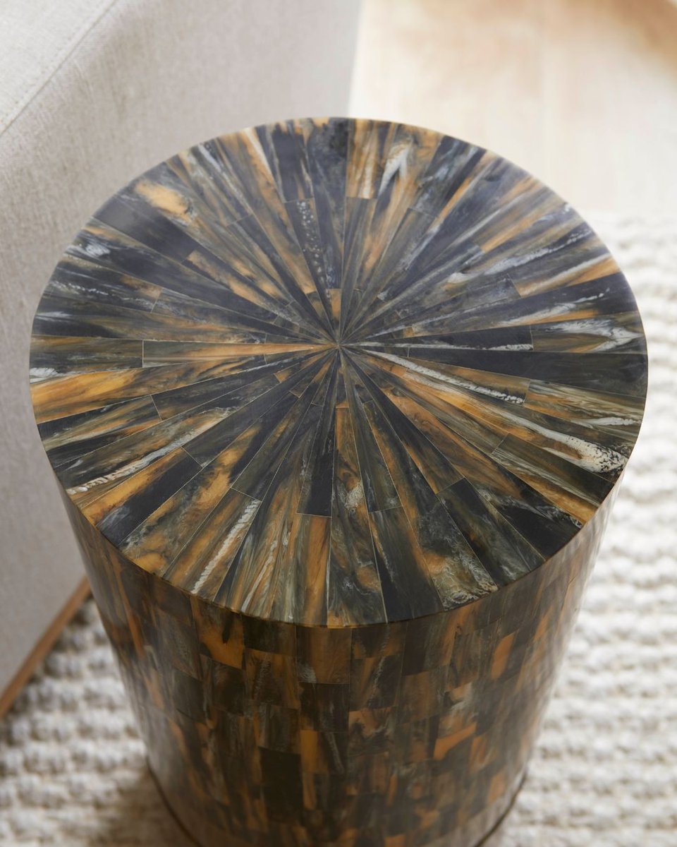 CyanDesignHome's tweet image. Capturing Cairo&apos;s essence and inspired by the Great Pyramid, the Cairo accent table is a masterpiece of craftsmanship. Assembled with a mosaic of faux horn triangles, each accent table uniquely displays vibrant variations. ✨🏛️

 #cyandesignhome