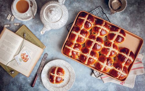 Our #RecipeOfTheDay is in readiness for #GoodFriday It's @RegulaYsewijn's #HotCrossBun Ever tried making your own? What do you like to fill them with? @thebakingnanna1 @rob_c_allen @_cheese_lovers @johnharlow20 @TheRegencyCook anyone else like to chime in? app.ckbk.com/recipe/oats326…