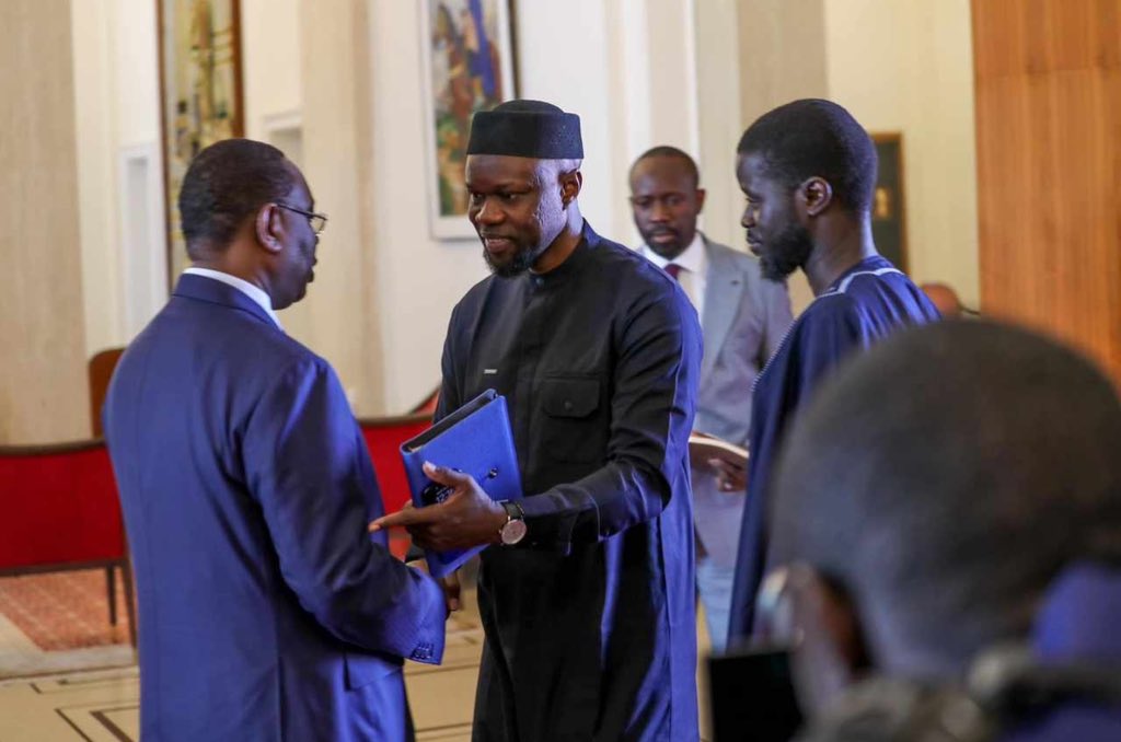 authentikvoice's tweet photo. «Dieu est seul maître du destin de l’humain. Arrivera ce qu’il souhaitera de nous.» Nafi G. Mais l’humilité est la marque des grands hommes. Ousmane Sonko mérite notre respect à tous. Qu’Allah nous guide vers le Droit chemin et fasse de nous des personnes justes. 
#senegal2024 https://t.co/r7d8DMxC4i