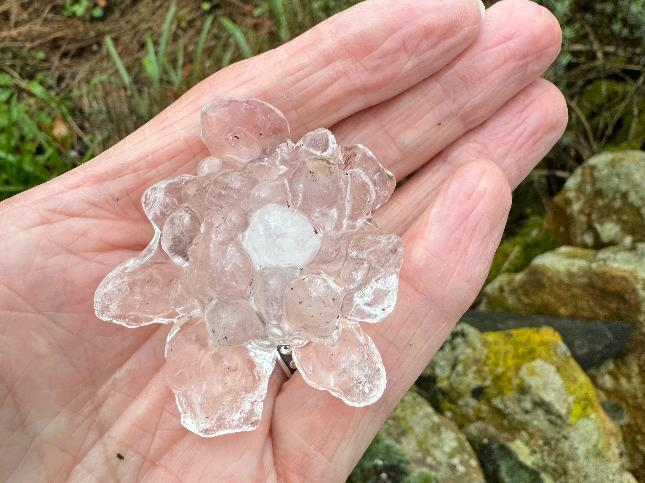 Picture of a large hailstone from a BBC Weather Watcher in Church Stowe, Northamptonshire - incredible. bbc.co.uk/weatherwatcher…