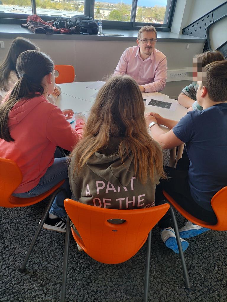 Pourquoi un manège a-t-il pris feu dans un parc d'attractions ? Des 3èmes du #collège_Émile_Littré mènent l'enquête à l'@Insacvl et rencontrent des ingénieur.e.s exerçant différents métiers, tous ouverts aussi bien aux filles qu'aux garçons. @ac_orleanstours #égalitéfillesgarçons