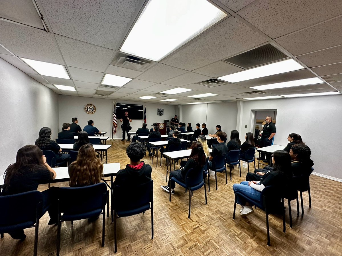 We had the pleasure of hosting Austin High School’s law enforcement class field trip at the El Paso Police Academy. Officer Rucker and Detective Dominguez met with the students and shared what it’s like to be an officer and inside look into the police academy.