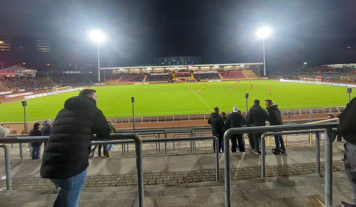 Das Leimbachstadion bietet uns zum Gründonnerstag ein Platz zum Fußballzeitvertreib. Es kicken die Sportfreunde Siegen gegen die SpVgg Erckenschwick in der Oberliga Westfalen. ⚽️