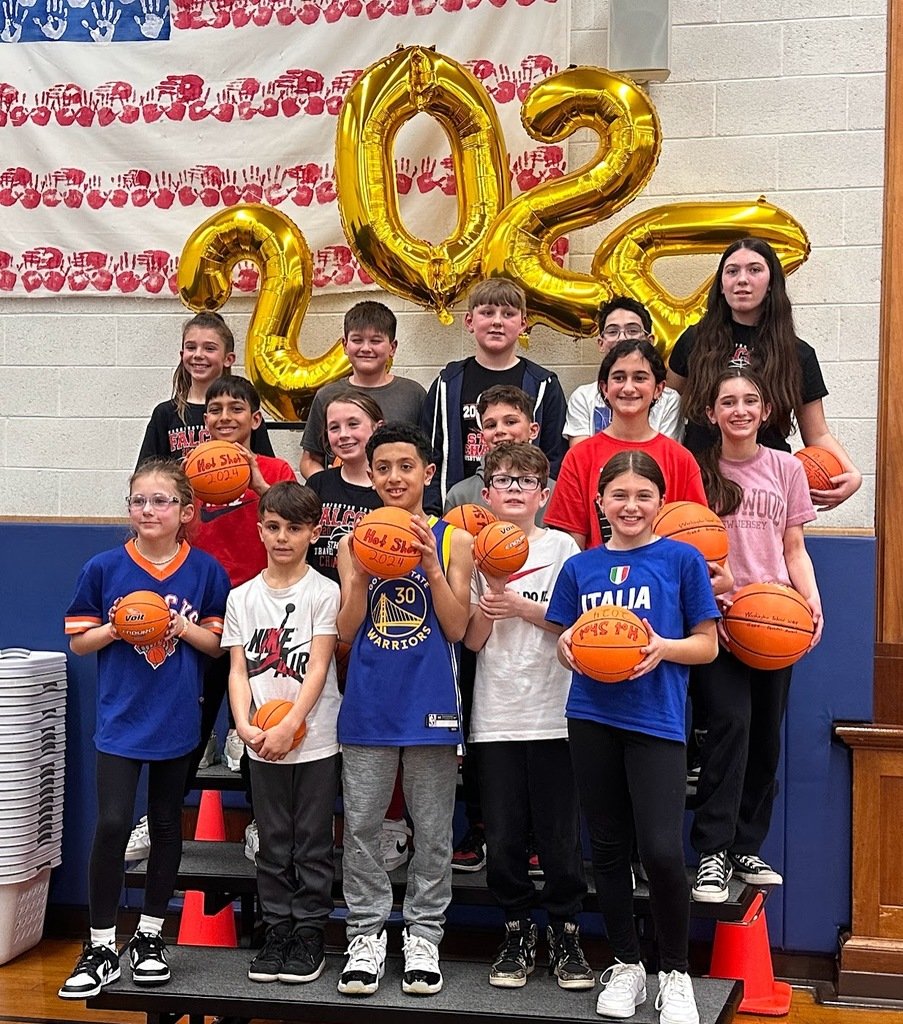 WashCardinals's tweet photo. Today we had our annual Hot Shots competition! What a great way to kick off the break :) Congratulations to our participants and thank you to Mr. O'Melia and all staff who joined in the fun! #WeAllShine@Washington https://t.co/qficbz0Guz