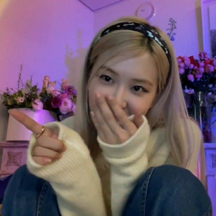 RS_vids's tweet photo. Rosé on omegle; A very necessary thread ☆ https://t.co/CMha7g5ByE