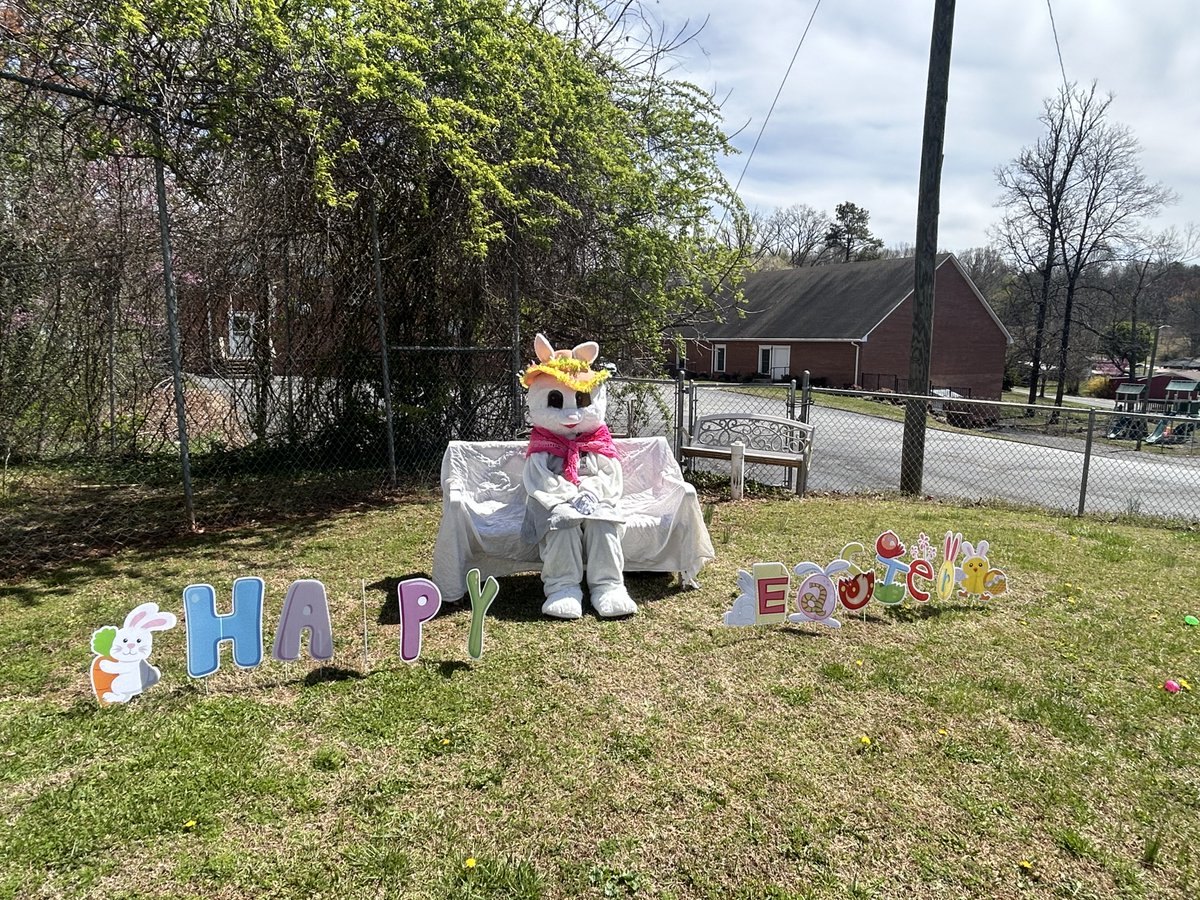MCSHeadStart's tweet image. Hopping into Spring Break! We enjoyed an egg hunt and a visit from some-bunny special! 🐰 @McDowell590 @HeadStartgov @NCHeadStart