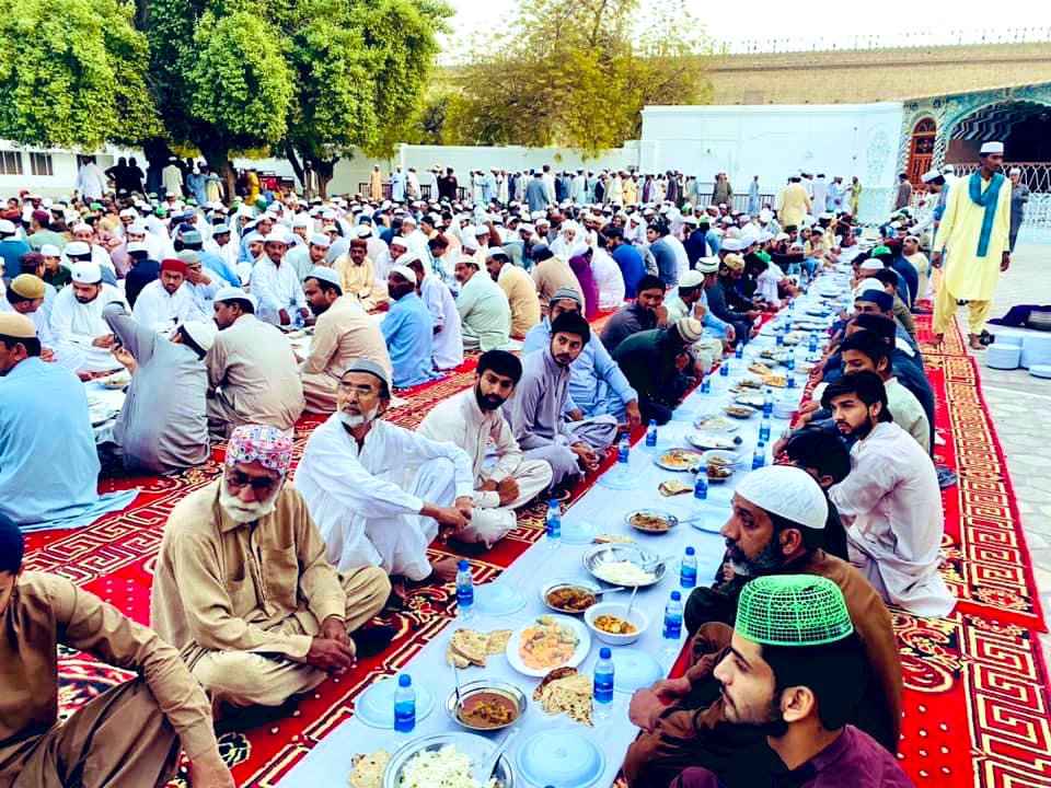 Chief Khalifa arranged Iftar at Dargah #PirJoGoth Hindu Brothers were also invited at Iftar #Sindh