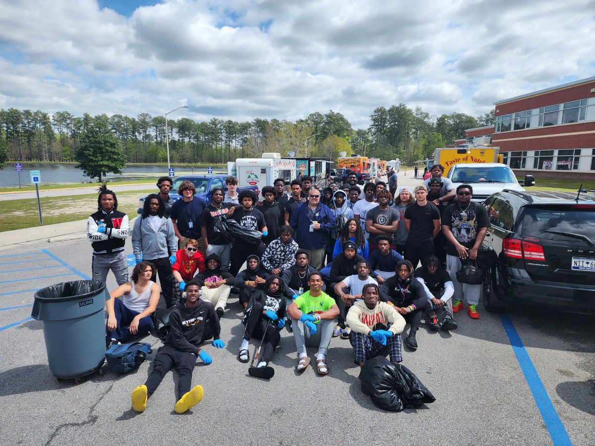 Great week of ' No Hate' @BlythewoodHigh. Awesome day of community food trucks to end the week. Thank you for the opportunity to clean up and take care of home. @RichlandTwo @iamtamikasw #WIN #BeGREAT #Relationships