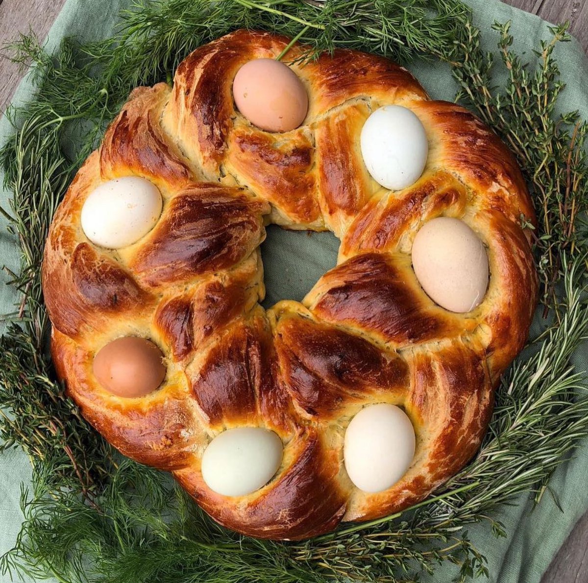 This delicious savory Herbed Easter Egg Bread has all natural colors and flavors: jollytomato.com/herbed-easter-…
