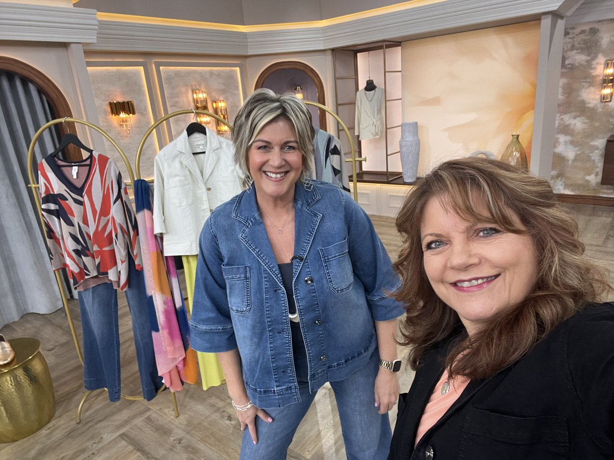 debbieflint's tweet image. Fab @marlawynnecollection fashions inc #rsv jacket deal 3-4pm @qvcuk, join us! Then over on style at 5 pm for a super gardening show! A nice day indoors whilst it’s pouring down outside! Join us :-) X @melissahardystyle #fashion #denimjacket #flaredjeans x