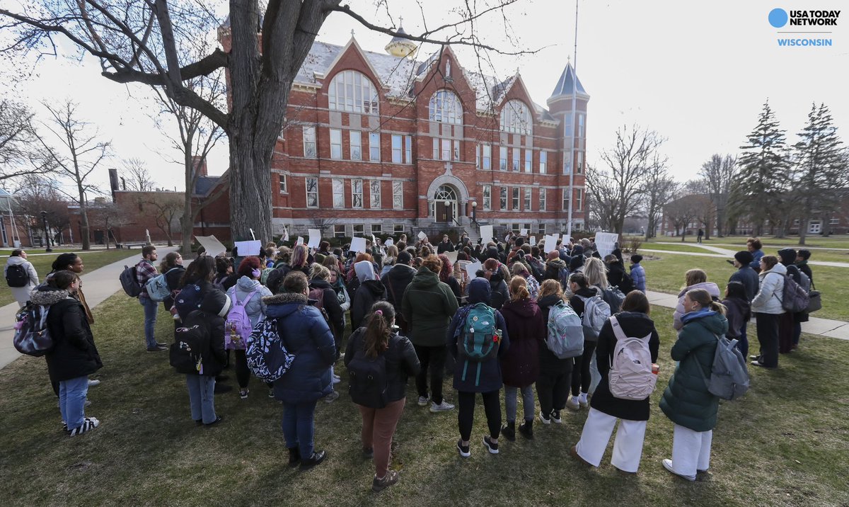 St. Norbert College students gathered yesterday to protest recent faculty layoffs at the school and ask the administration for more budgetary transparency. Check out @danielle_duclos’ story for the details: greenbaypressgazette.com/story/news/edu…