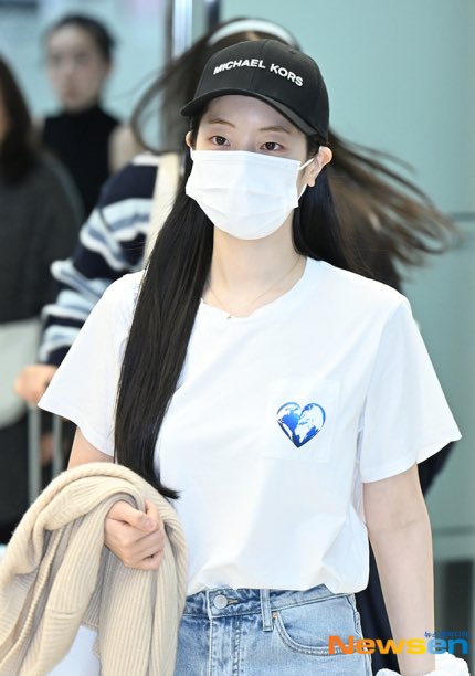 tzujuliee's tweet image. DAHYUN was seen earlier at the airport wearing a Michael Kors Campaign T-shirt. The income of the campaign will be donated to the World Food Programme, which aim to stop the hunger and supports the Palestine.