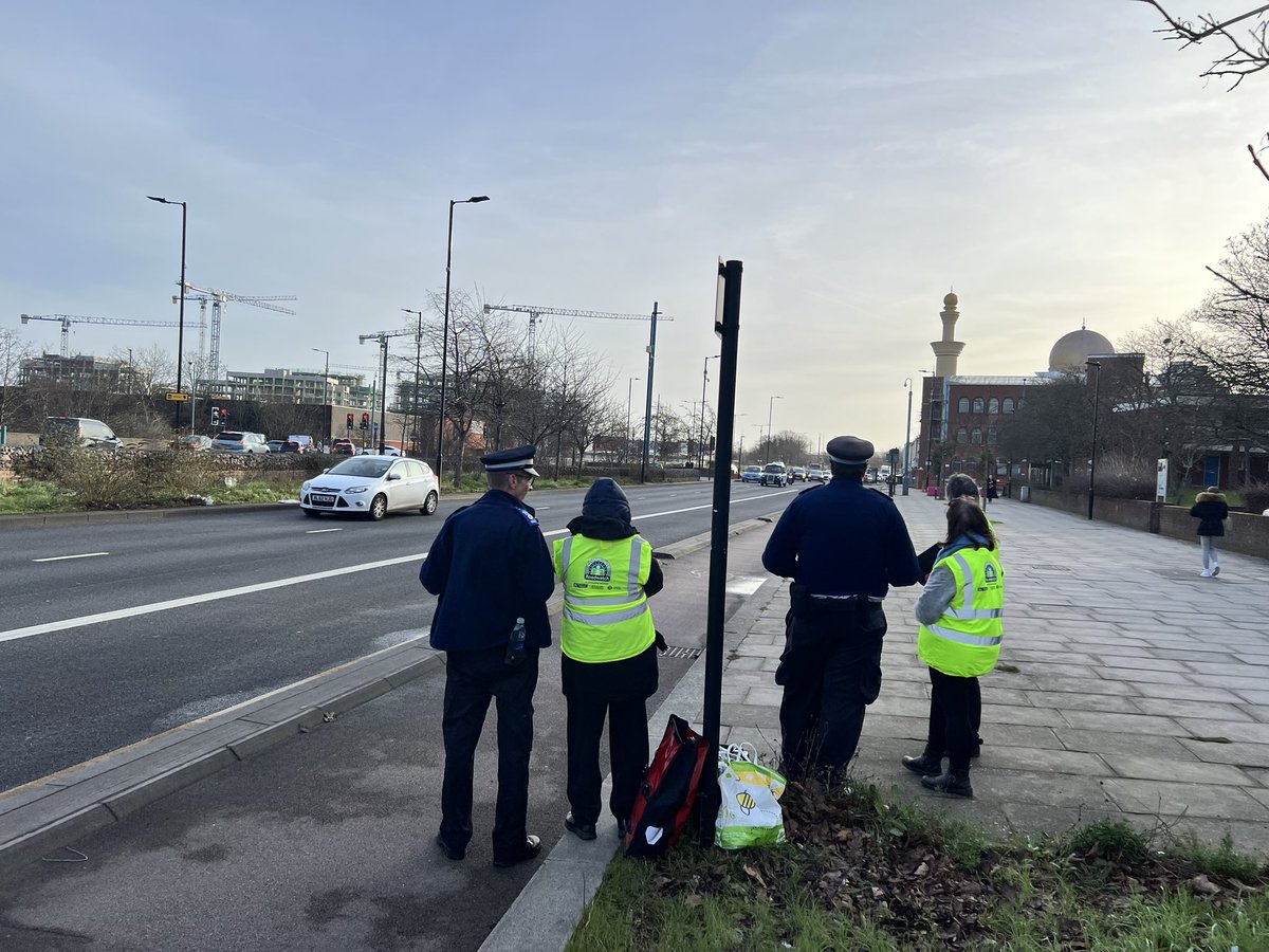 🚴‍♂️🚓 we have carried out Roadwatch outside GIC with the Met Police and Greenwich Cyclists! Together, we're promoting road safety and raising awareness. Let's make our roads safer for everyone. 🛣️🚦 #RoadSafety #Cycling #Community @MPSGreenwich @Royal_Greenwich @GreenwichCycle