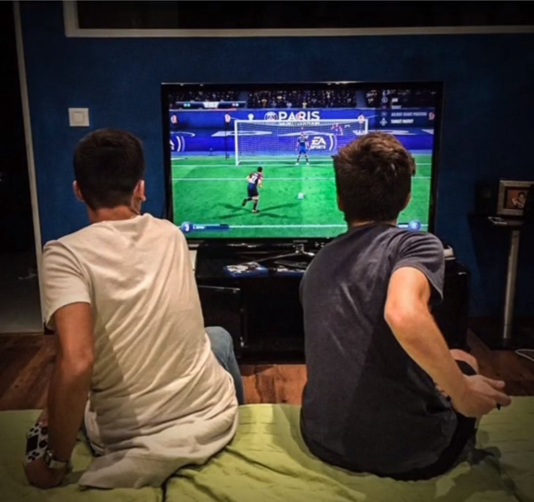 The only moment friends don't trust each other