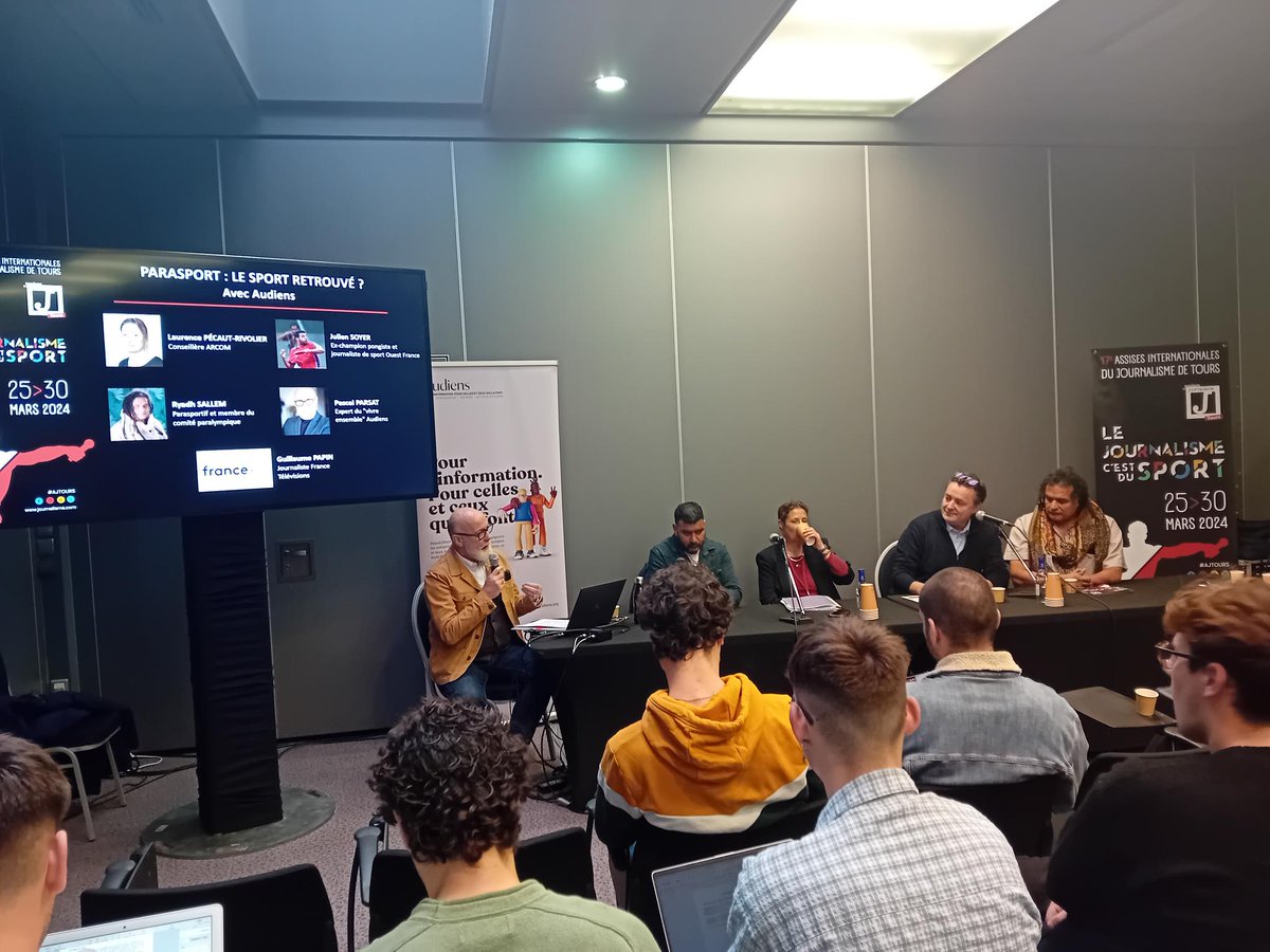 Retour sur notre participation aux Assises du Journalisme de Tours 2024 ! 🗞 Pascal Parsat, expert du vivre-ensemble chez Audiens, a animé une table ronde passionnante sur le parasport, aux côtés de Laurence Pecaut-Rivolier, Ryadh Sallem et Julien Soyer. Nous avons également