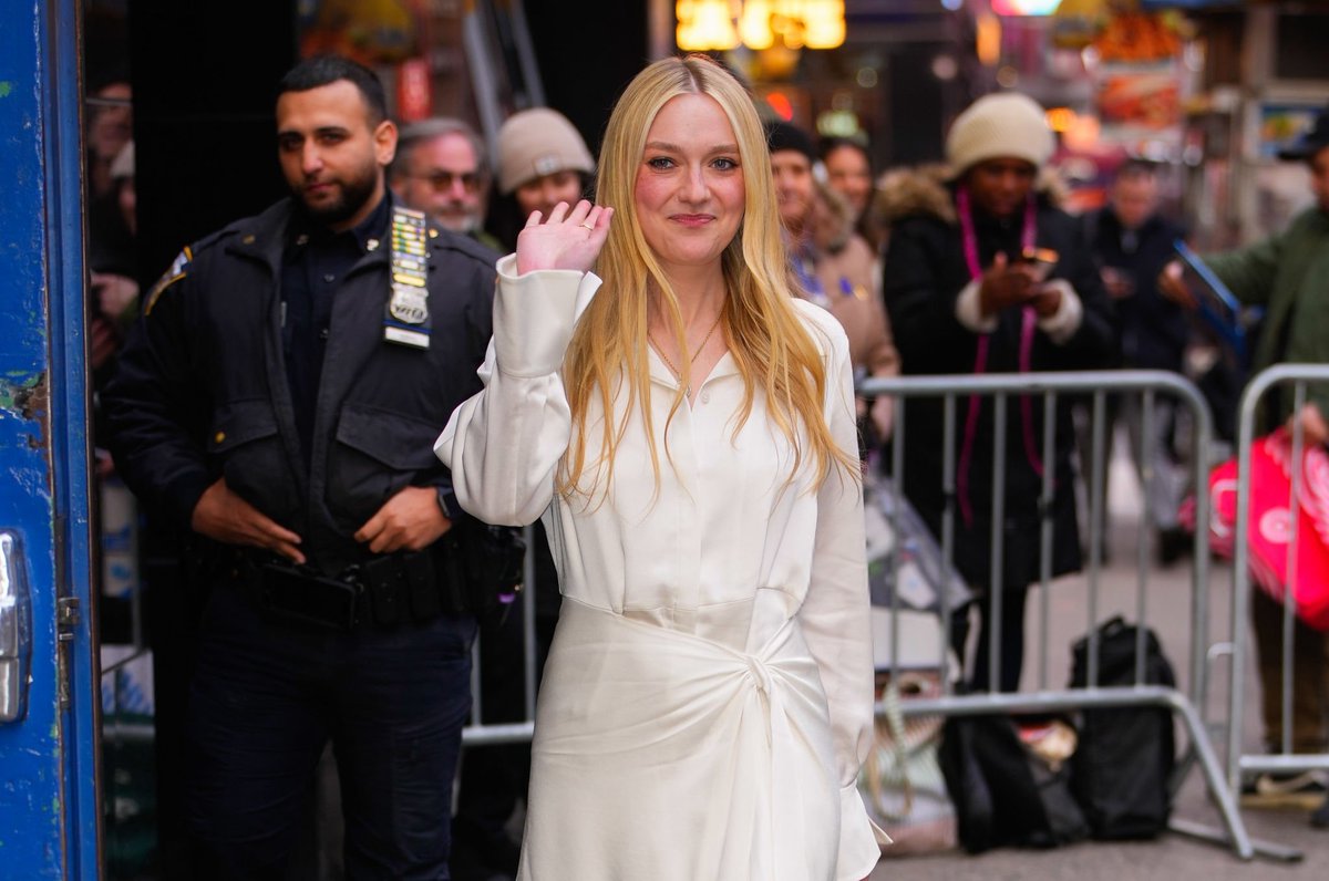 DakotaFSource's tweet photo. Dakota outside "GMA", New York City - March 26, 2024 - Part 5: https://t.co/TWVaV5pIzH
#DakotaFanning #Dakota #Fanning #DakotaFanningDaily #DakotaFanningSource #Candids https://t.co/bCuzhaM8g1