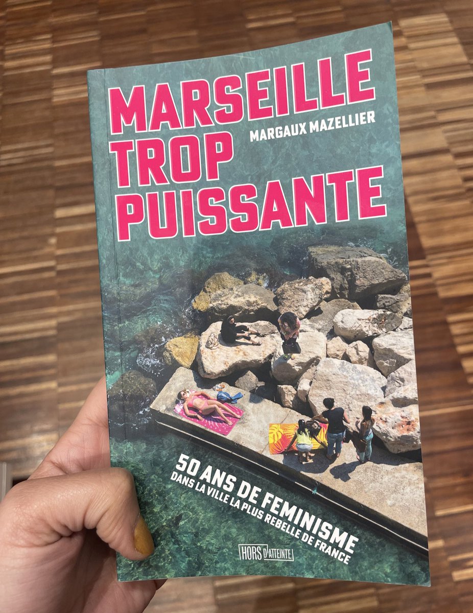 Enfin lu et il est super 🧜🏼‍♀️🌊! Et la parisienne que je suis est très émue de voir son travail cité dans la partie sur les années 70 à Marseille. Coup de cœur pour les pages sur la lutte contre l’islamophobie et celles sur les années Sida. Bravo à l’autrice et <a href="/Hors_d_atteinte/">Éditions Hors d'atteinte</a> !