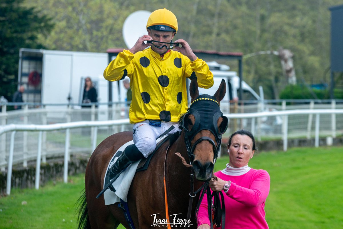 Primera jornada 28 de marzo en el @HipodromoSnSn . Cuarta carrera Premio Dehesa de Milagro, con el caballo ganador Tiger Bash, montado por Borja Fayos , preparador B.Rama, y propietario C. Diazmor @isa_landa86 @ImanolArruti @ander_18 @AsoTurfGalop