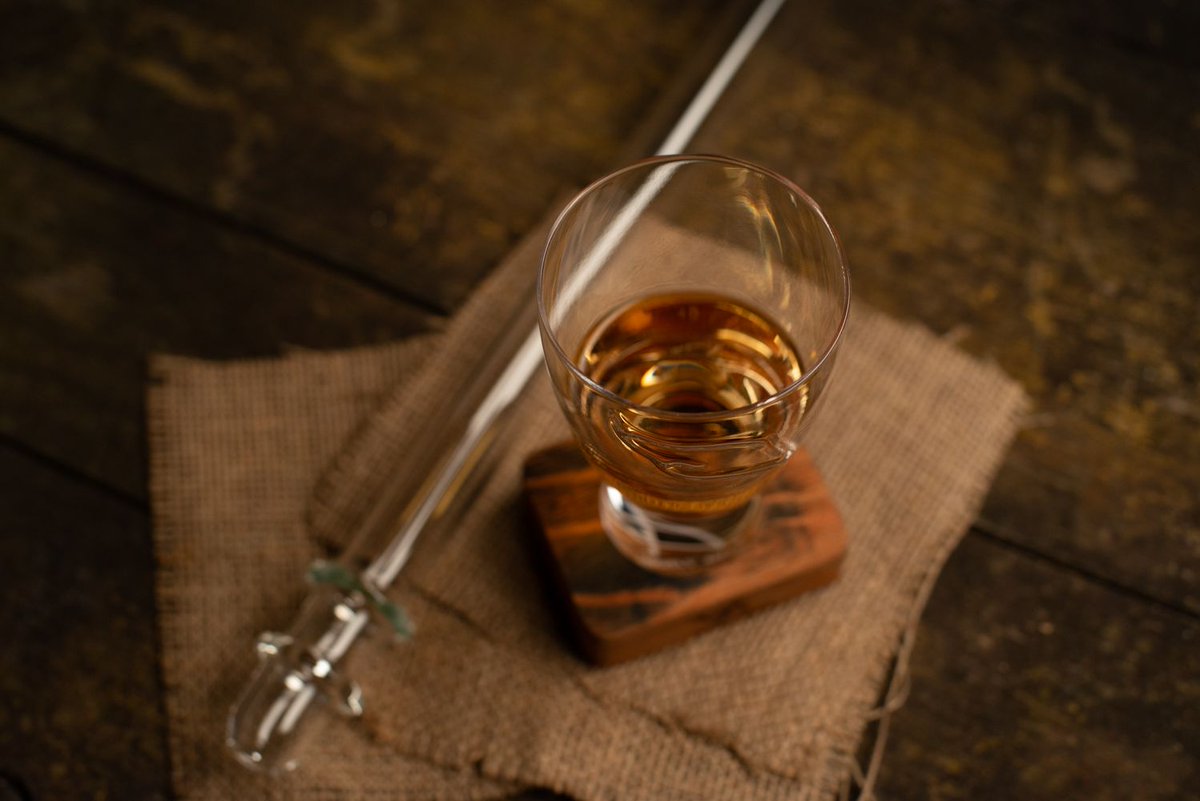 What is A Valinch ?💡 A valinch is a tube used to take small amounts of whisky from a barrel, Sometimes known as a 'Whisky Thief' This tube is normally made from copper We have created our own unique valinch from glass it comes complete with its own stave