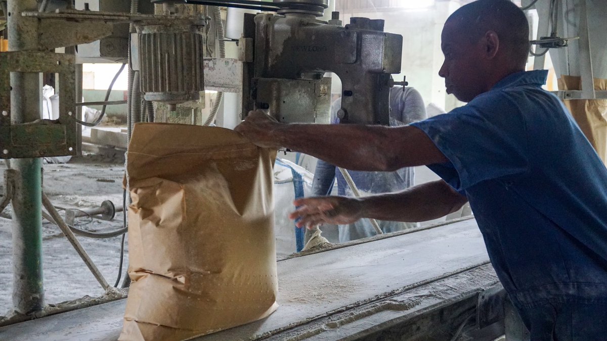 #28Mar | Autoridades de Acinox y Banco del Alba inspeccionan empresas cubanas Eleka y Refractarios Habana, las cuales recibieron financiamiento de Banalba a fin de apuntalar el crecimiento industrial de Cuba para satisfacer la demanda nacional e internacional.