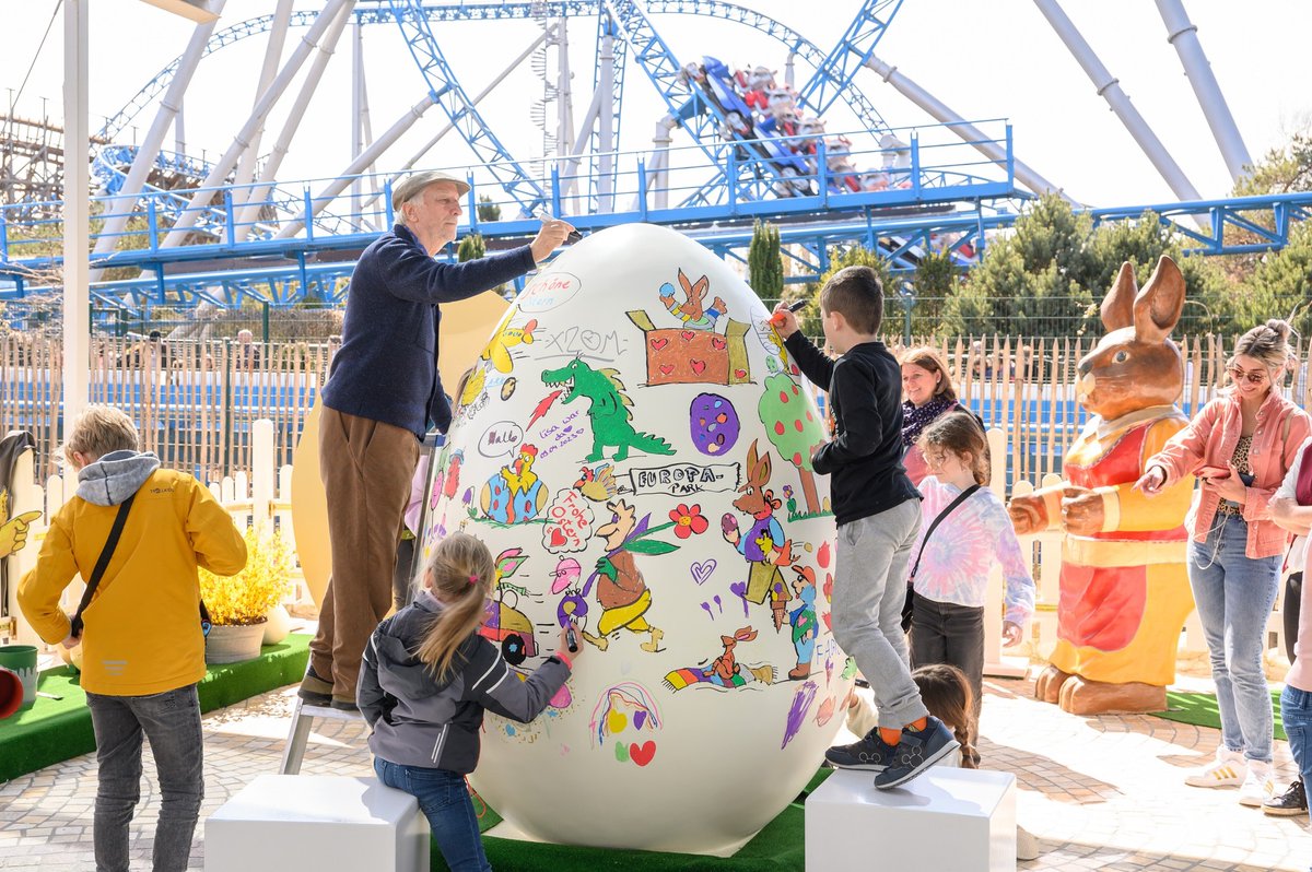 Today is the final day of our awesome #Easter celebrations! Visitors have been enjoying giant egg decorating, a daily golden egg hunt, Easter games for our youngest of visitors and much more! 🐣 💐 🐇