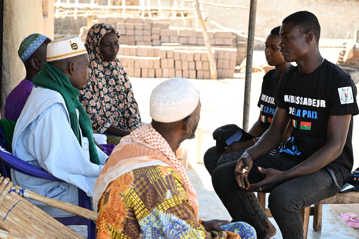 A Laleraba, au Nord de la 🇨🇮, les jeunes ambassadeurs échangent avec leur communauté pour promouvoir la cohésion sociale. Et toi, quelles initiatives entreprends-tu pour favoriser la paix au sein de ta communauté ? #PourChaqueEnfant #YouthEngagement