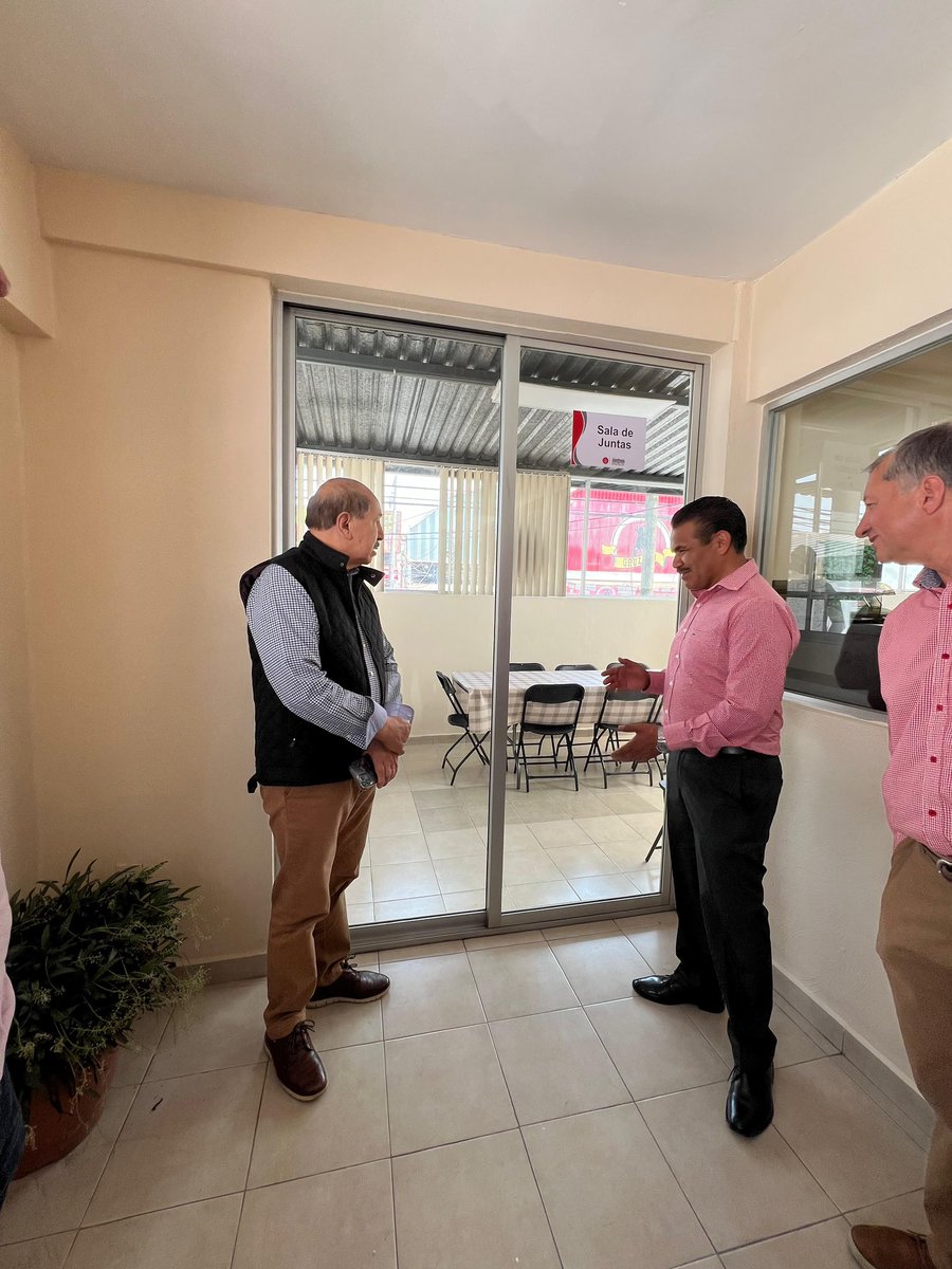 A_QuinteroMX's tweet photo. Visité en compañía de mi equipo los trabajos que se realizan en nuevo Centro de Control Canino, ubicado en calle 7 en la colonia #AgrícolaPantitlán. Pronto inauguraremos este refugio para los animalitos más desprotegidos de la @IztacalcoAl. #SaludPública https://t.co/7wiLw1evAY