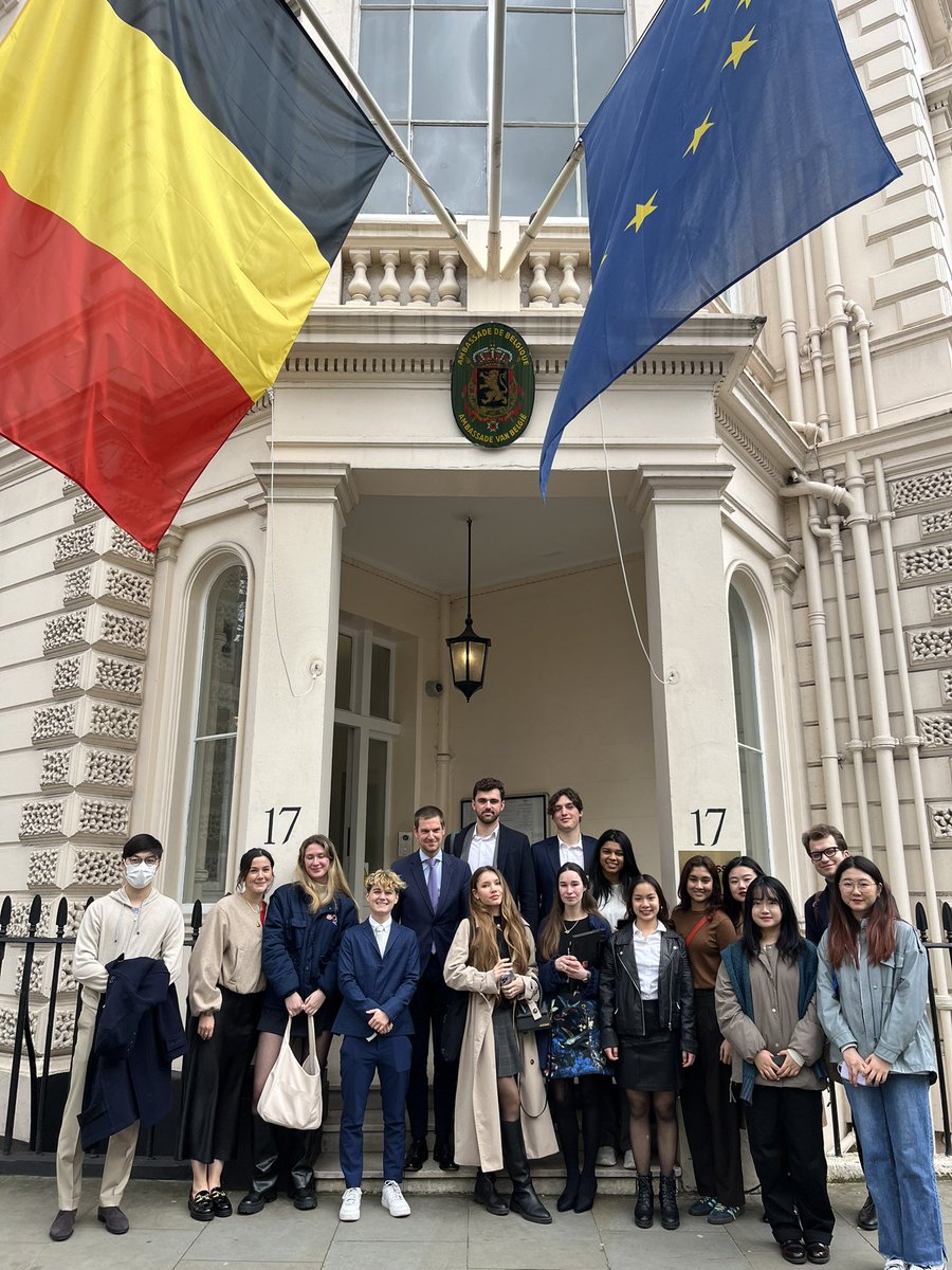 On Monday, we hosted a group of students from the LSE Grimshaw Society. Colleague Jade le Grelle provided some fascinating insights on Belgium’s current EU Presidency 🇧🇪🇪🇺 and Deputy Head of Mission Mr Bielecki offered a behind-the-scenes look at the Embassy’s work. #EU2024BE