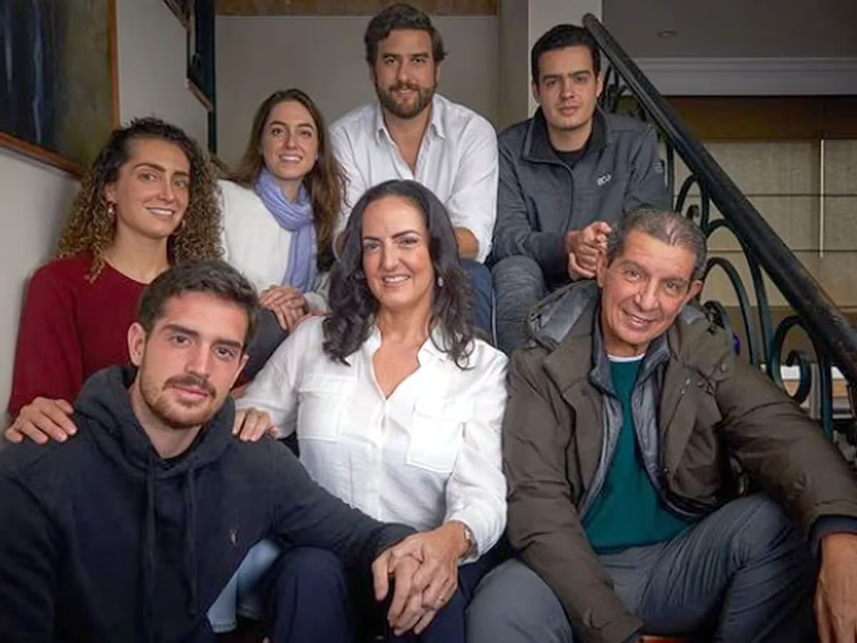 nometiente2's tweet image. ¿Cuál fue su excusa para que sus 3 hijos hombres no prestaran servicio militar @MariaFdaCabal?