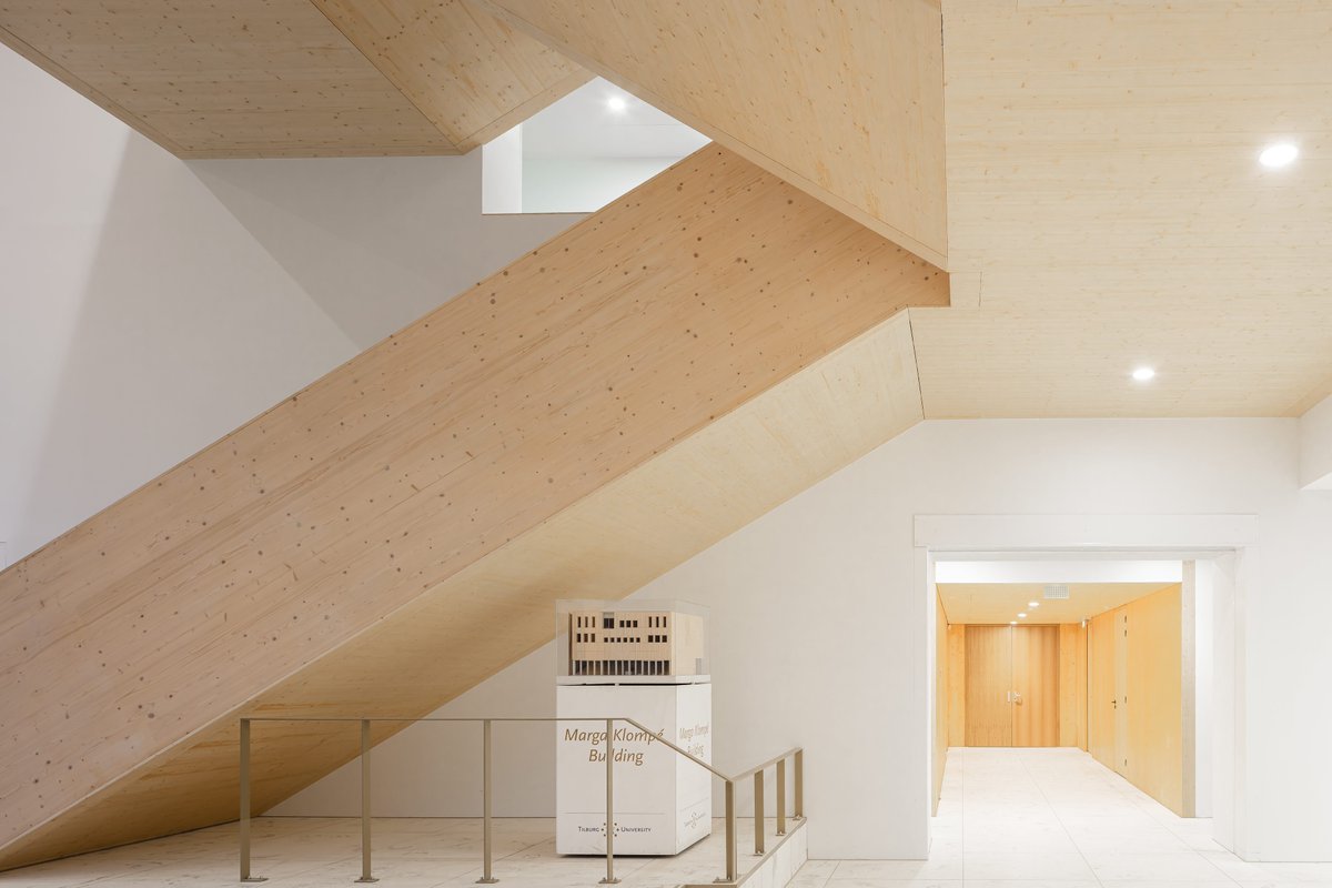 Het universiteitsgebouw als Rubiks kubus. Voorafgaand aan de officiële opening wandelde Architectenweb met projectarchitect Janneke van der Velden (Powerhouse Company) door het Marga Klompé Building van de Tilburg University: architectenweb.nl/n57790