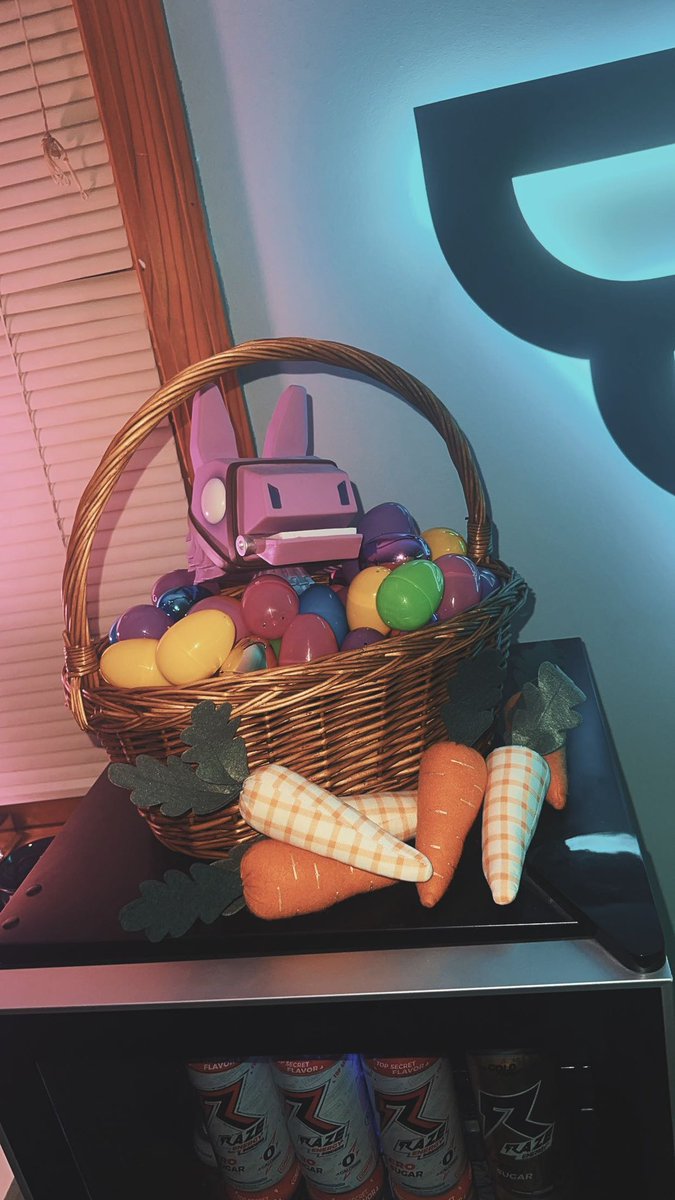 Tis the season! The stream room has been redecorated! Come check out the new easter vibe we have for this week and this week ONLY! See you all tonight at 7PM EST 🐣🐰

Twitch.tv/dfish_tv
