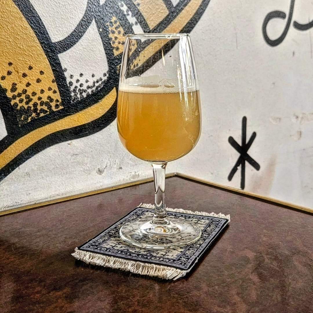brunnenbraeu's tweet photo. Pollyʼs – Pollibu Hands – Pale Ale (****) 5,2%

#beeronthecarpet #keinbierfürnazis #durchtrinkbarkeit

#pollysbrew #pollibuhands #paleale https://t.co/UXdA8v3UiU