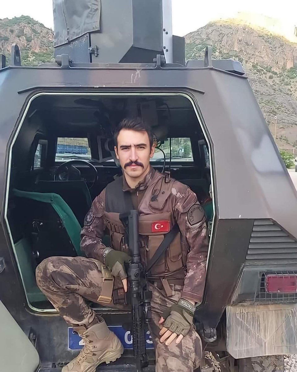 Hilal Bıyıklı Şehit Polis Özel Harekat Emre Tarkan
Şehadetinin sene-i devriyesinde
Saygı, rahmet ve minnet ile yad ediyoruz.
Aziz Ruhun Şad, Mekanı Cennet Olsun.