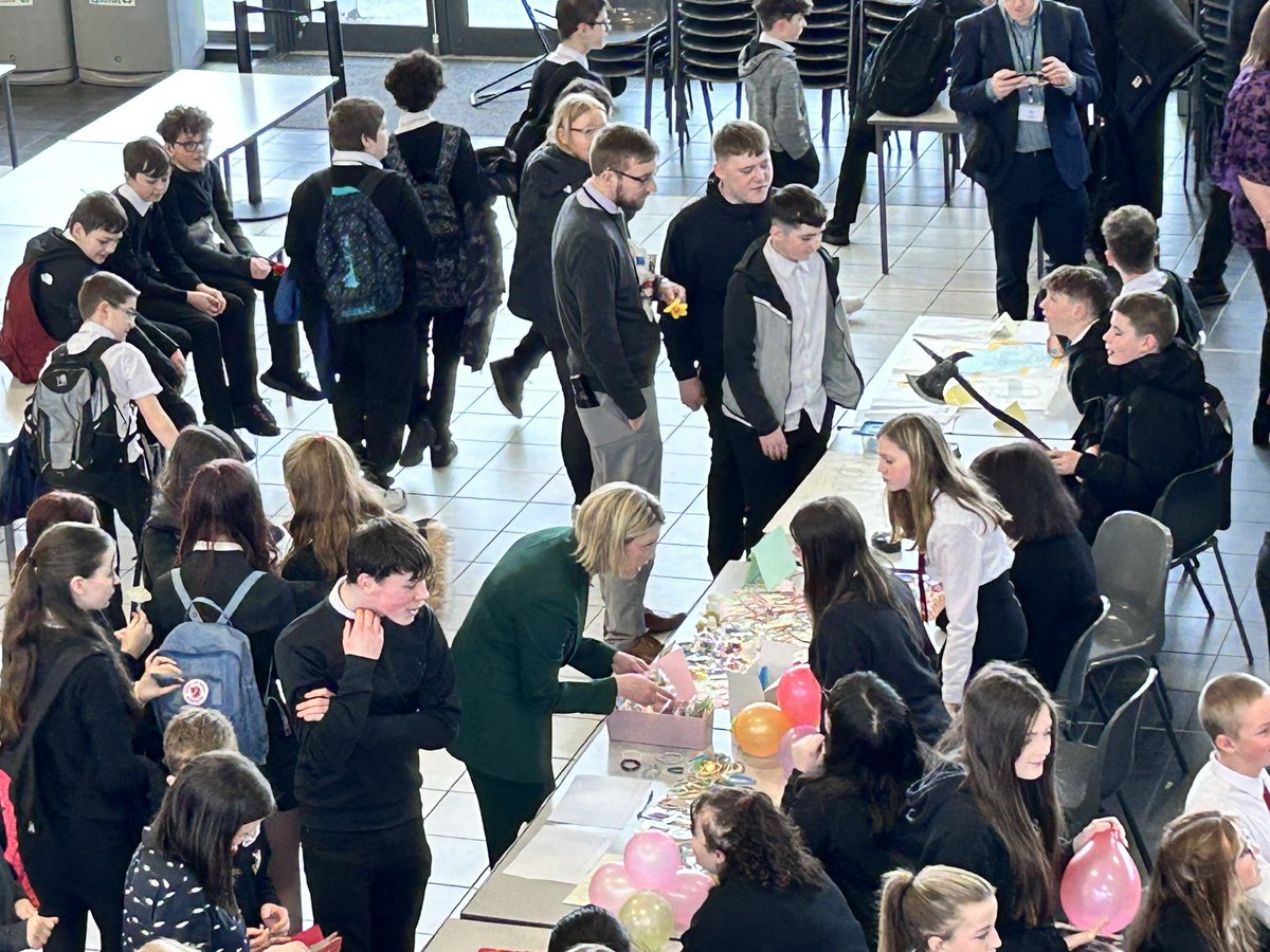 Education Secretary @JennyGilruth finished off her busy visit by doing a spot of shopping at our annual @YE_Scotland @youngenterprise S2s 10x Challenge Pop-up Mall, which was very well attended by our local community!