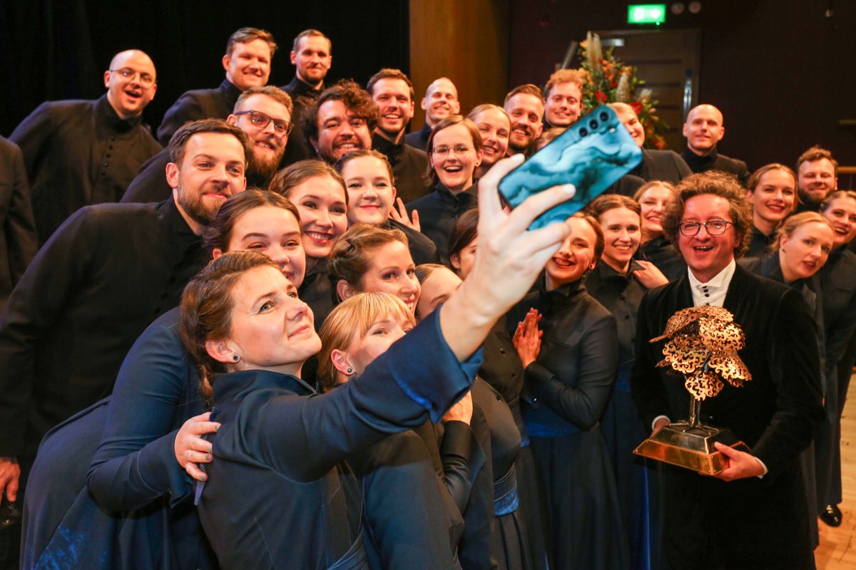 The deadline for International Choir applications is tomorrow (Friday 29 March)! Don't miss out! 👉derrychoirfest.com/take-part/inte… 📷: Latvia's @korisMaska taking a selfie with the Oak Tree of Derry trophy following their International Competition win in 2023. ©Lorcan Doherty