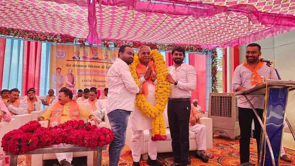 Nikhilnb21's tweet image. લોકસભાની ચૂંટણીનાં ઉપલક્ષ્યમાં દસક્રોઇ વિધાનસભાના ભુવાલડી ગામે જનસંપર્ક પ્રવાસ. ઉત્સાહી જનપ્રતિનિધિ અને કાર્યકર્તાઓને આગામી ચૂંટણી સંદર્ભે @HarshadGiriBJP પ્રોત્સાહિત કર્યા. ફરી કમળને ખીલવીને વિજયી બનાવવા દરેક કાર્યકરોને આહ્વાન કર્યું.

#ModiForever
#ModiParivaar