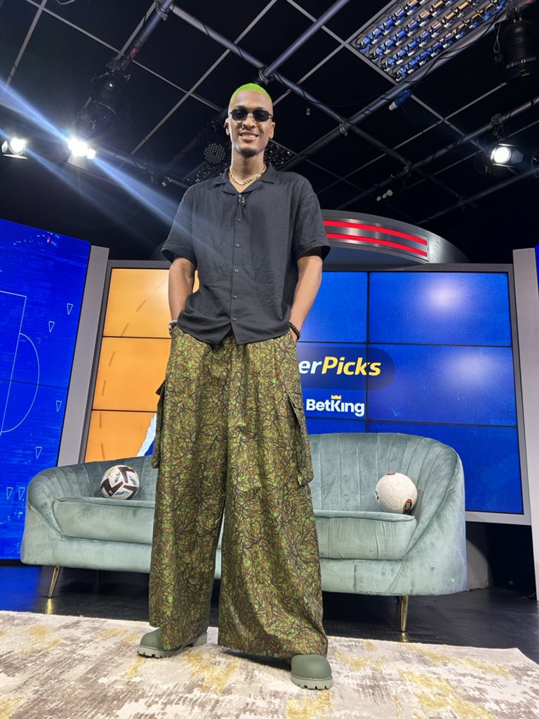 Pallazo, Jiggy… or whatever Asake said 😉 Catch me & the gang on @SuperPicks tonight 9pm on your world of champions @SuperSportTV @DStvNg 🚀 Pants: @nativesbysucre @officialseyiawo 🔥 👕 & 🥾 : @hengroovyluxury