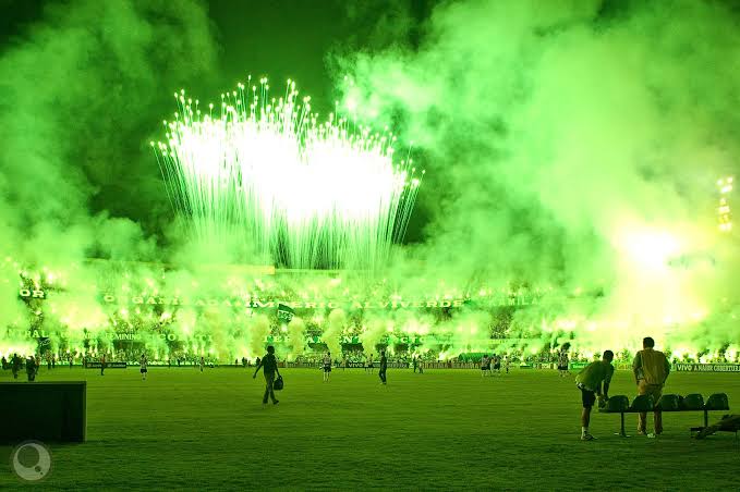 Gabreeu_CFC99's tweet photo. Mosaico é a festa mais superstimada do futebol, nada supera bom e velho pyro show, fumaças, bandeirões, fogos papel picado... mosaicos fedem a futebol moderno, cheio de restrições e torcidas elitizadas https://t.co/8EggQ6LEPN
