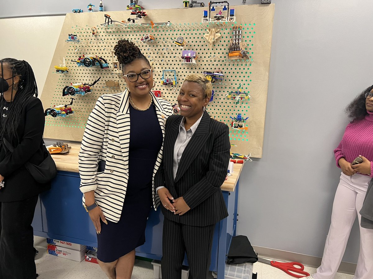 FriendshipPCS's tweet image. More photos from today’s ribbon cutting for our Verizon Immersive Media Lab at Friendship Woodridge. #Verizon #Computerlab #FriendshipProud #dccharterproud