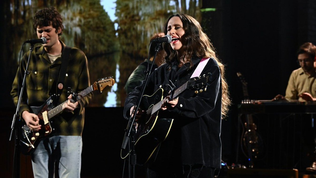 Waxahatchee and MJ Lenderman Perform “Right Back to It” on Colbert buff.ly/4cBudPi #Waxahatchee #MJLenderman #Colbert