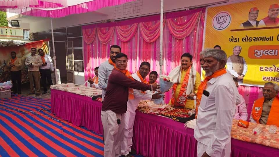 Nikhilnb21's tweet photo. ચવલજ ખાતે દસ્ક્રોઈ વિધાનસભાની કુહા જીલ્લા પંચાયત બેઠકના તમામ પંચાયત સભ્યશ્રીઓ, સરપંચશ્રીઓ અને કાર્યકર્તાઓને મહિલાઓના આર્થિક- સામાજિક ઉત્થાન માટે અથાક પ્રયત્નો કરવા તત્પર રહેવા આહવાન કર્યું.@HarshadGiriBJP
#ModiForever
#ModiParivaar https://t.co/YoIilfUy5u