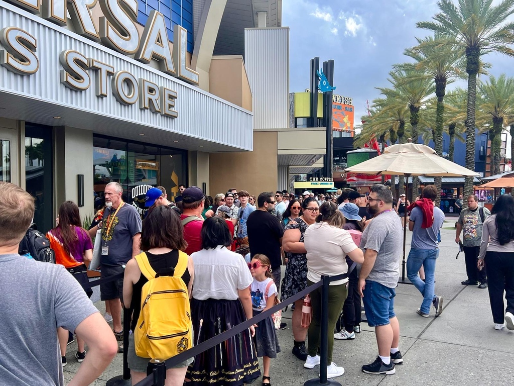 ✨ YOU are the reason MinaLima magic exists! ✨ And, you gave us such a wonderful reception at our House of MinaLima Pop-Up in Universal Orlando CityWalk! It is always a pleasure to meet you all and share our too-short but greatly-cherished moments of personal connection.