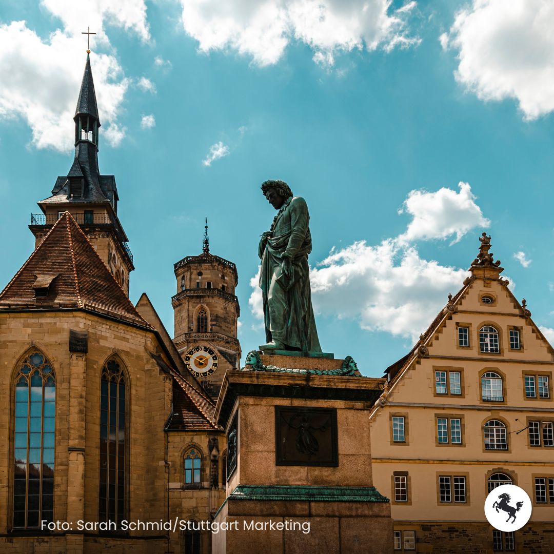 #Lieblingsviertel: Der #Schillerplatz zählt zu den schönsten Orten in #Stuttgart. Inmitten geschäftigen Markttreibens oder zwischen den Buden des Weindorfs und Weihnachtsmarktes steht die Statute des Dichters und Philosophen Friedrich #Schiller. ➡️ lieblingsviertel-stuttgart.de