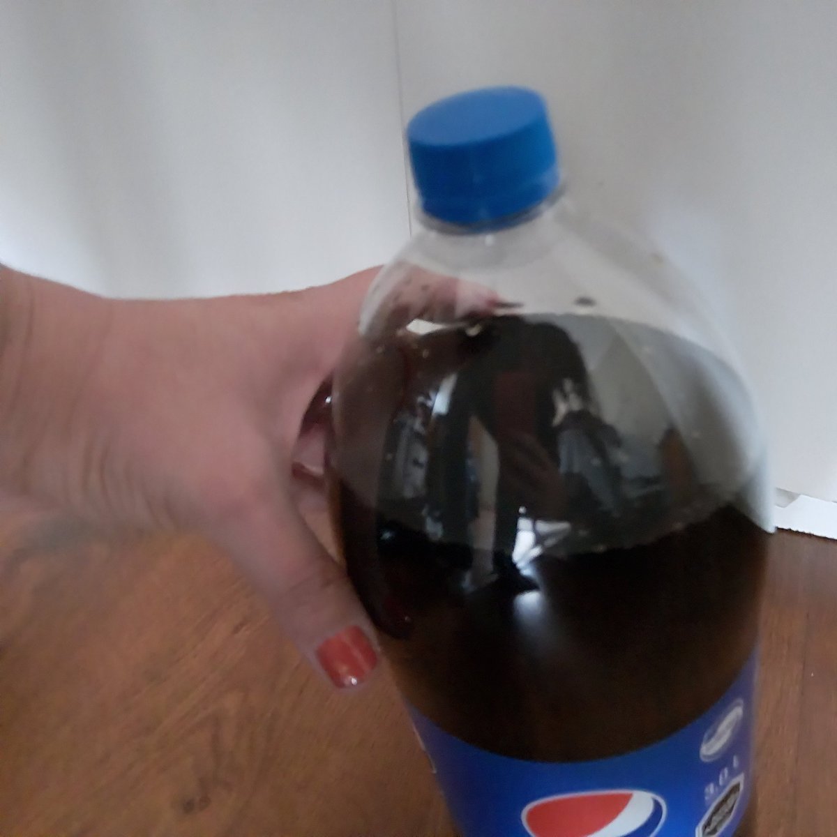 frantravel's tweet photo. A alguien más le ha pasado? Ayuda @pepsi_cl tengo dos botellas nuevas, selladas, compradas el sabado 23/3 con base y tapa inflada y al moverlas no tienen gas. https://t.co/Npo6KVFp94